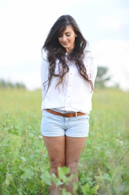 doğanın güzel genç kadın portresi