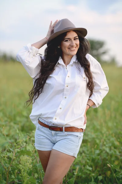 Retrato de una hermosa joven en la naturaleza — Foto de Stock