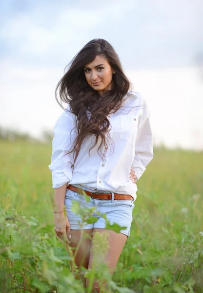 Porträt einer schönen jungen Frau in der Natur — Stockfoto