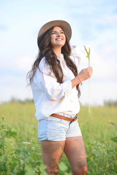 Portret van mooie jonge vrouw in de natuur — Stockfoto