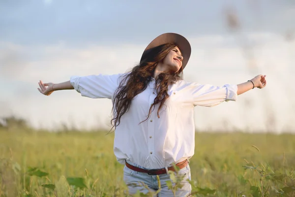 Meisje genieten van de natuur op het veld op een mooie zomerdag — Stockfoto