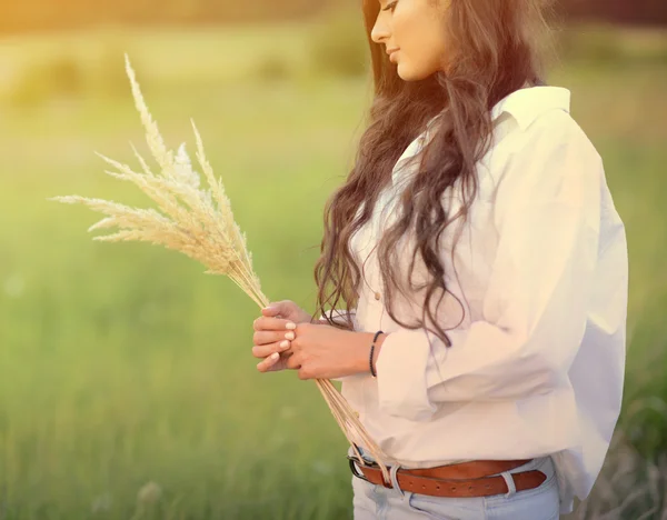 Jovem gentil desfrutando da natureza — Fotografia de Stock