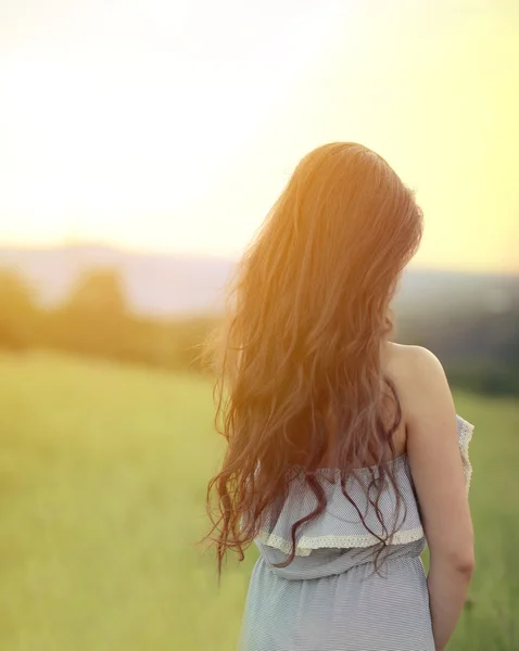 Menina apreciando a natureza no campo em um belo dia de verão — Fotografia de Stock