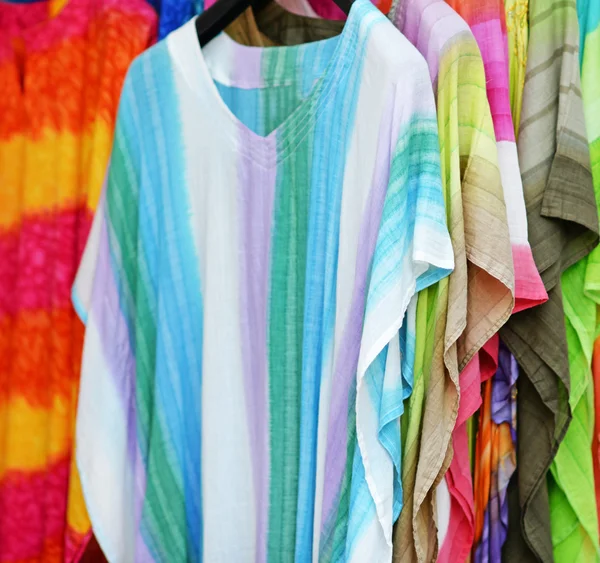 Camisas coloridas para venda no mercado ao ar livre — Fotografia de Stock