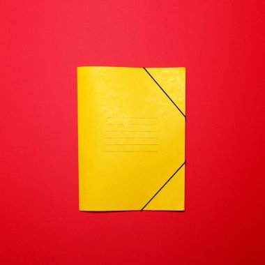 Kırmızı zemin üzerine sarı klasör boş - minimal konsept yat