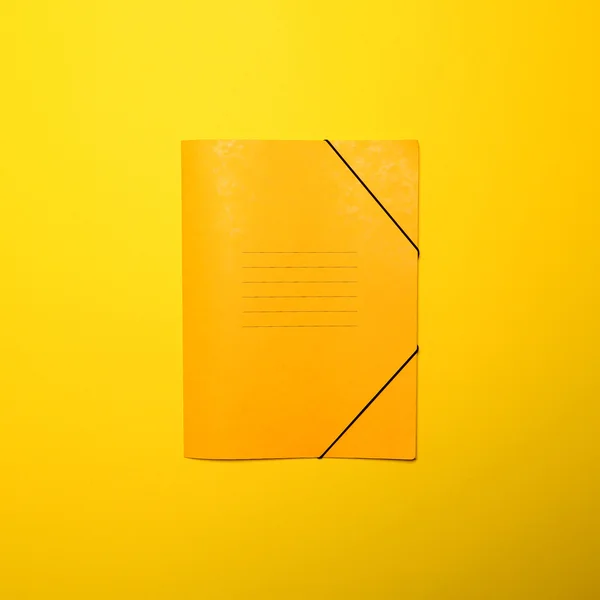 空白的黄色文件夹，在黄色背景-平躺 — 图库照片