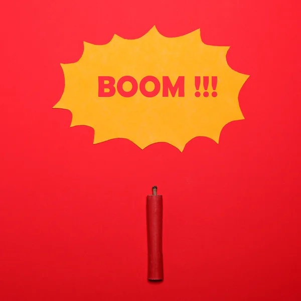 Dynamit pinne med "Boom" skylten ovanför på röd bakgrund - explosion — Stockfoto