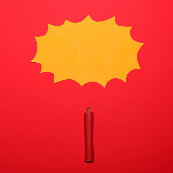 Bâton dynamite avec panneau nuage jaune vide ci-dessus sur fond rouge — Photo