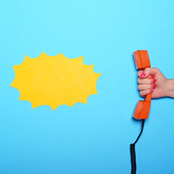 Vazio banda desenhada amarelo nuvem ao lado de retro laranja telefone tubo ele — Fotografia de Stock