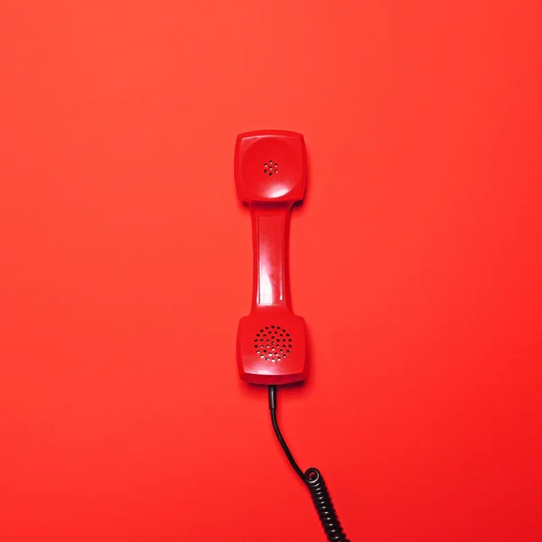 Tubo de telefone vermelho retro no fundo vermelho - Flat lay — Fotografia de Stock