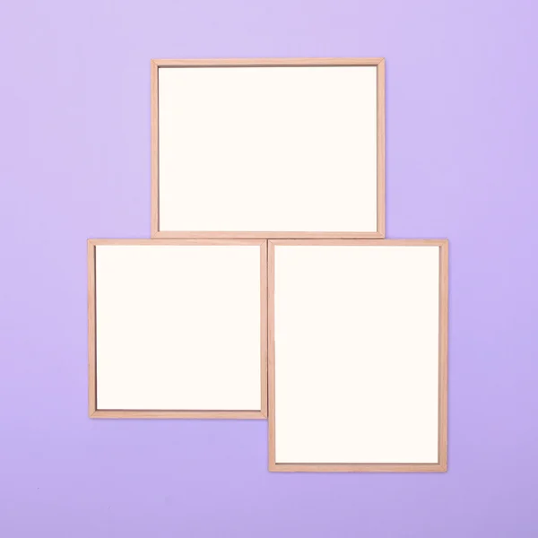 Marcos de madera vacíos sobre fondo lila - Estilo minimalista de moda — Foto de Stock