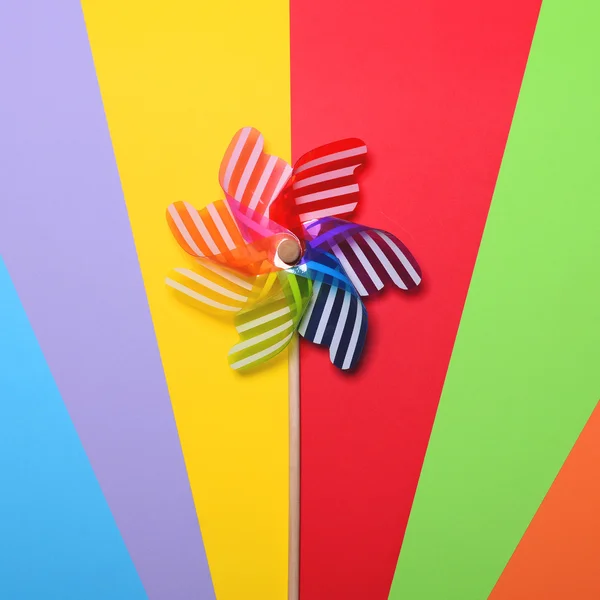 Girandola multicolore su sfondi colorati - Design minimale — Foto Stock
