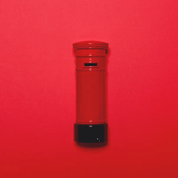 Retro posta kutusunun üzerinde kırmızı zemin - üstten görünüm en az tasarım — Stok fotoğraf