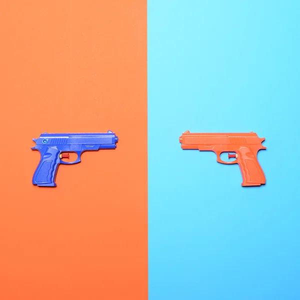 Pistolas de juguete sobre fondo colorido - Vista superior de diseño mínimo — Foto de Stock