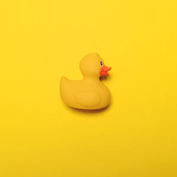 Canard en caoutchouc jaune sur fond jaune - Design minimal — Photo