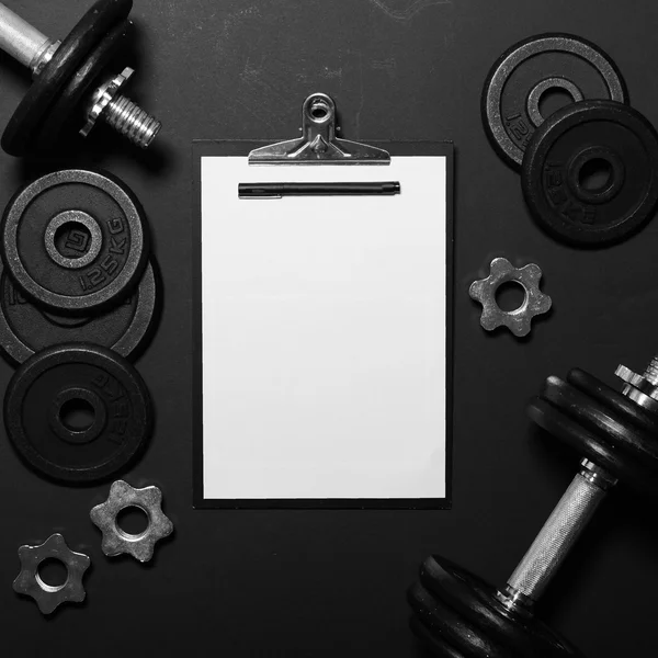 White paper board e strumenti di esercizio - Concetto per il piano di allenamento — Foto Stock