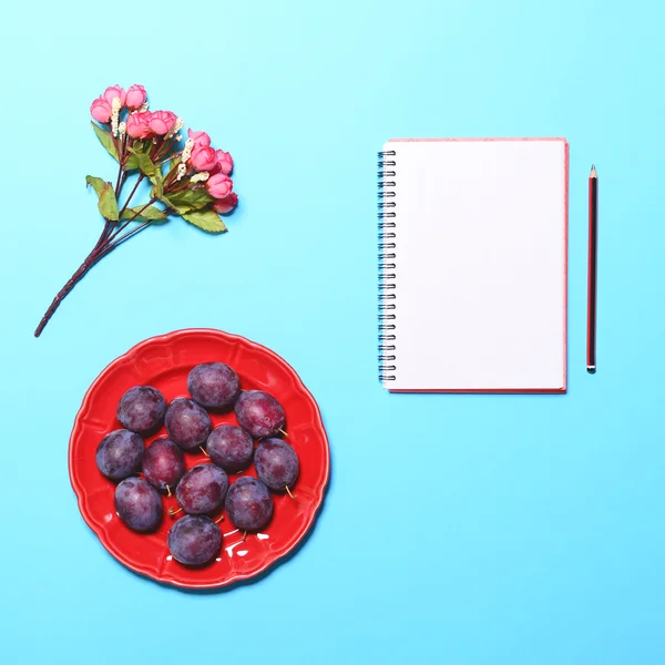 Συγγραφείς όνειρο τραπέζι - τέλεια ημέρα έναρξης με λουλούδι σημειωματάριο ένα — Φωτογραφία Αρχείου
