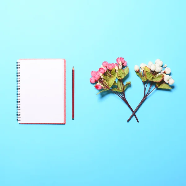 Spisovatelé sen stůl - perfektní den začít s Poznámkový blok a květina — Stock fotografie