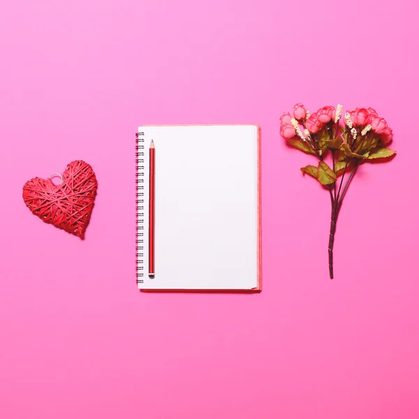 Scrittori tavolo dei sogni - Giornata perfetta iniziare con notebook e fiori — Foto Stock