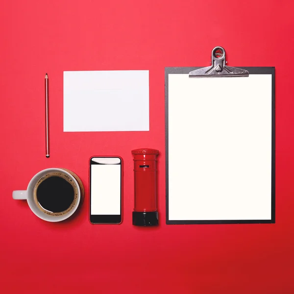 Posa piatta di posto di lavoro in ufficio con accessori postali su b rosso — Foto Stock