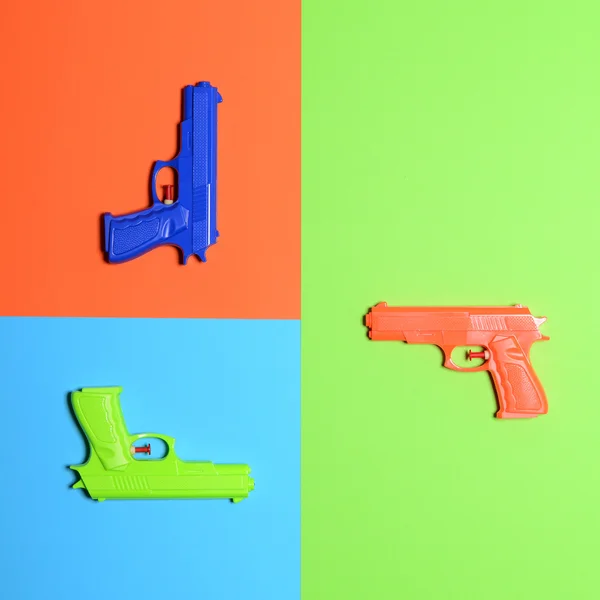Pistolets de jouet sur fond coloré - Conception minimale vue de dessus — Photo