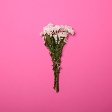 Taze buket sarı yaz çiçekleri parlak gül backg karşı