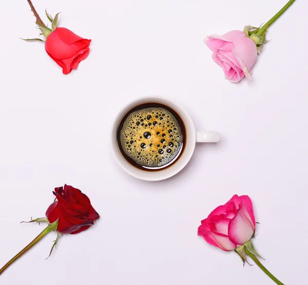 Taza de café y flores a su alrededor sobre fondo blanco - Flat l — Foto de Stock