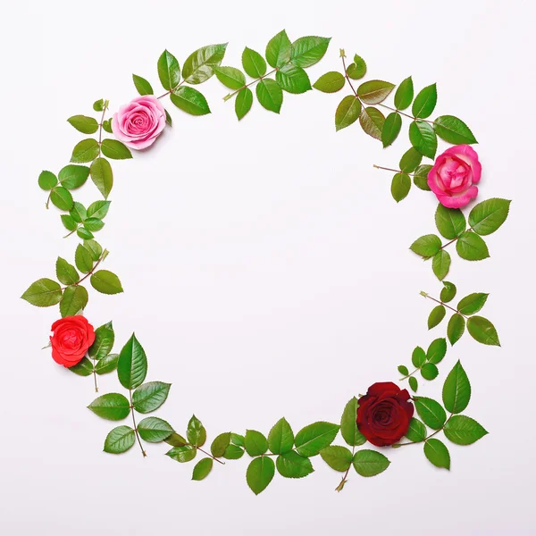 Flat lay - Round frame made of beautiful fresh roses and leaves