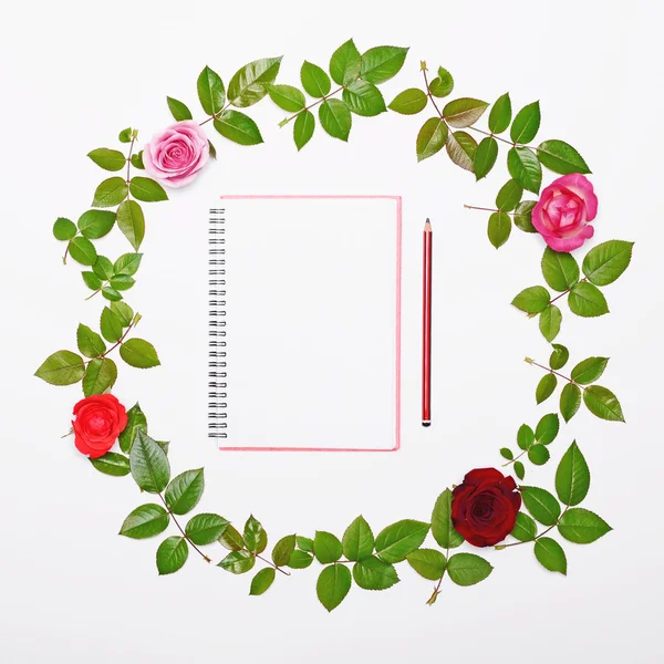 Flat lay - Round frame made of rose leaves and roses with blank — Stock Photo, Image