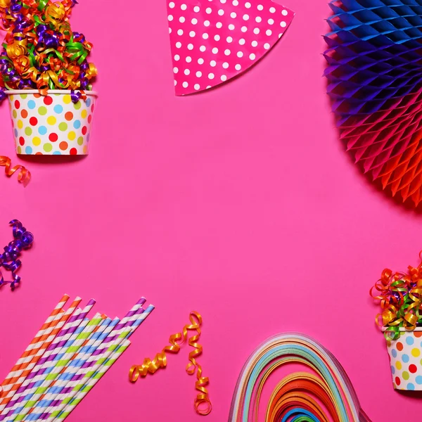 Happy Birthday plat lag met partij decoraties op roze pagina — Stockfoto