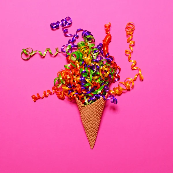 Cone de sorvete com confete colorido sobre fundo rosa - Flat — Fotografia de Stock