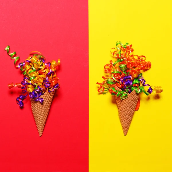 Ice Cream kegels met kleurrijke confetti op kleurrijke achtergrond - — Stockfoto
