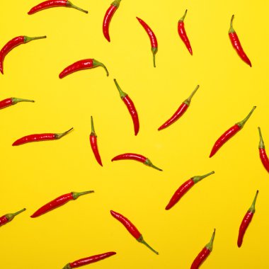Düz sarı arka plan - kırmızı sıcak biber koymak