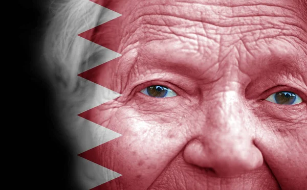 Portret Van Oudere Dame Met Geschilderde Nationale Vlag Van Bahrein — Stockfoto