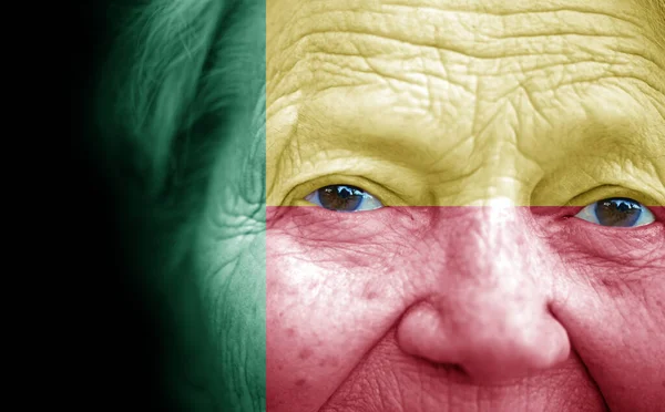 Portret Van Oudere Dame Met Beschilderde Nationale Vlag Van Benin — Stockfoto