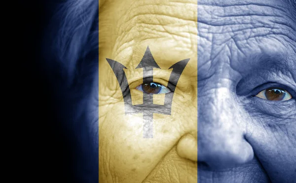 Portret Van Oudere Dame Met Beschilderde Nationale Vlag Van Barbados — Stockfoto