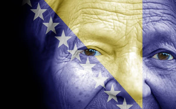 Portret Starszej Pani Malowaną Flagą Narodową Bośni Hercegowiny — Zdjęcie stockowe