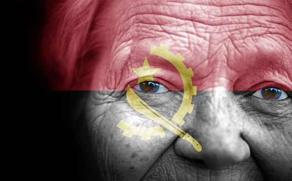 アンゴラの国旗を描いた老婦人の肖像 — ストック写真