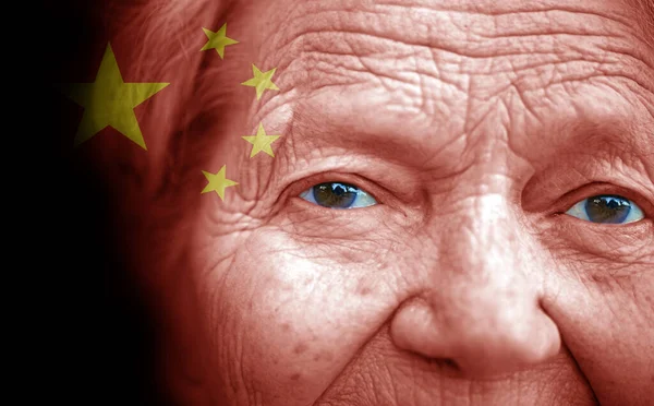 Retrato Señora Mayor Con Bandera Nacional Pintada China Imágenes de stock libres de derechos