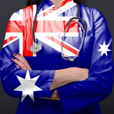 Avustralya bayrağıyla sağlık sistemini temsil eden doktor.
