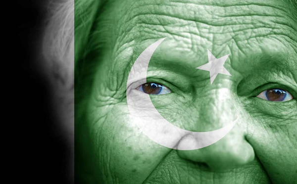 Portret Van Oudere Dame Met Geschilderde Nationale Vlag Van Pakistan Rechtenvrije Stockfoto's