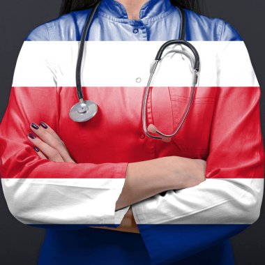 Kosta Rika bayrağıyla sağlık sistemini temsil eden doktor.