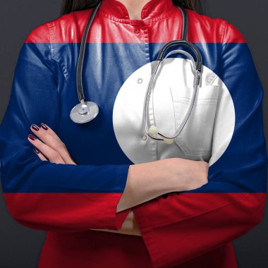 Ulusal Laos bayrağıyla sağlık sistemini temsil eden doktor