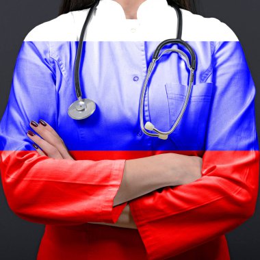 Rusya 'nın ulusal bayrağıyla sağlık sistemini temsil eden doktor
