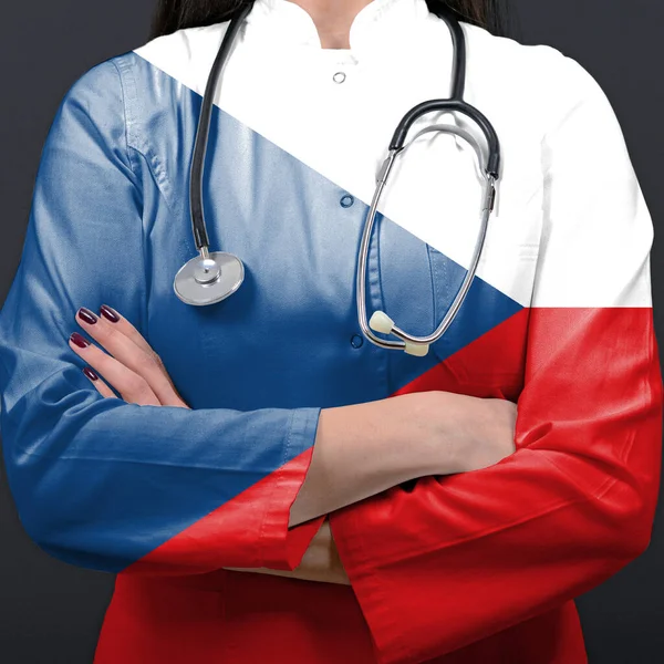 チェコ共和国の国旗を掲げる医療制度を代表する医師 — ストック写真