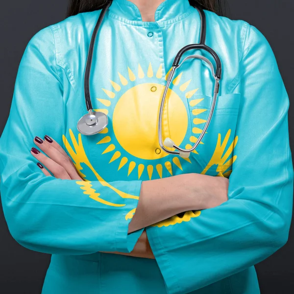 以哈萨克斯坦国旗代表保健系统的医生 — 图库照片