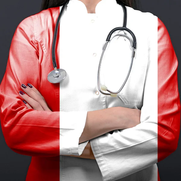 Peru Bayrağıyla Sağlık Sistemini Temsil Eden Doktor — Stok fotoğraf