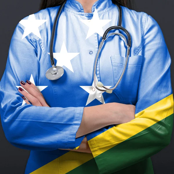 具有所罗门群岛国旗的代表保健系统的医生 — 图库照片