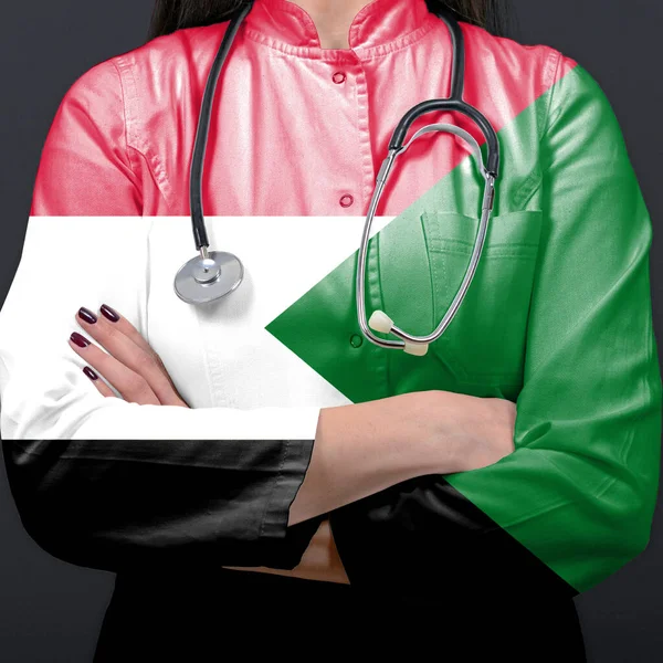 Doctor Die Het Gezondheidszorgstelsel Vertegenwoordigt Onder Nationale Vlag Van Sudan — Stockfoto