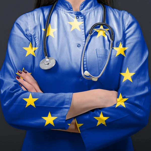 Médico Representante Del Sistema Sanitario Con Bandera Nacional Unión Europea Imágenes de stock libres de derechos